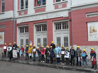 Ученици от СУ „Николай Катранов“ взеха активно участие в програмата на община Свищов посветена на Деня на народните будители