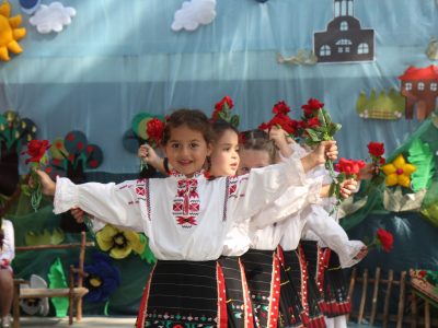 Детски градини в молдовския район Тараклия получиха народни носии по програма на МОН България