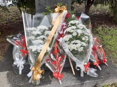 Цветя пред паметника на Щастливеца от СПГ „Алеко Константинов““