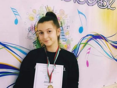 ПЪРВО място в Националния конкурс за млади изпълнители „Песенна палитра“ за ученичка от СУ „Н.Катранов“