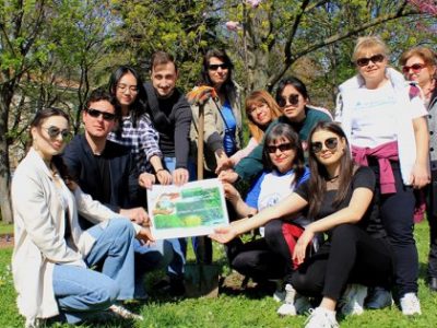 Международния ден на Земята отбелязаха свищовски студенти и преподаватели със засаждане на плачеща японска вишна